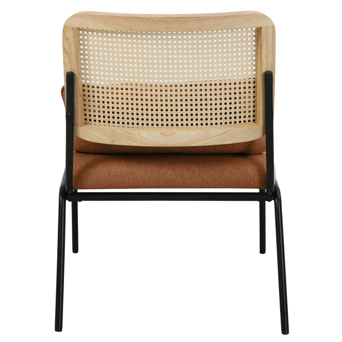 Loungesessel mit brauner Polsterung, schwarzem Metallgestell und Rattanlehne mit hellem Holzrahmen