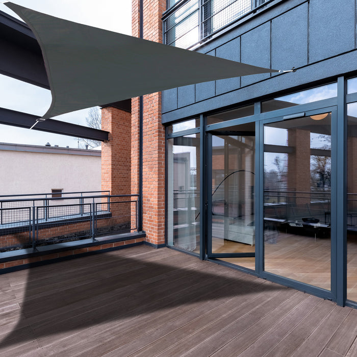Große Terrasse mit dunklem Holzboden, Glas-Schiebetüren und grauem Sonnensegel 3,6x3,6x5,1m an modernem Gebäude mit Backstein und blauen Fassadenelementen