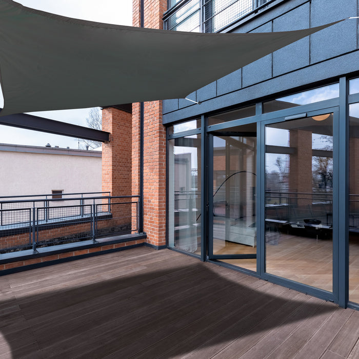 Moderner Balkon mit Holzterrasse, Glas-Schiebetüren und grauem Sonnensegel 5 x 5 m über dem Sitzbereich