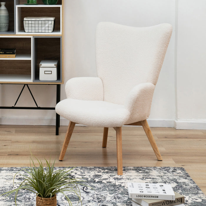 Bequemer weißer Sessel mit Holzbeinen in modernem Wohnzimmer mit Teppich, Pflanzen und Regal im Hintergrund