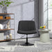 Frontalansicht schwarzer Lounge-Sessel mit runder Metallbasis auf grauem Teppich mit geometrischem Muster in modernem Wohnzimmer