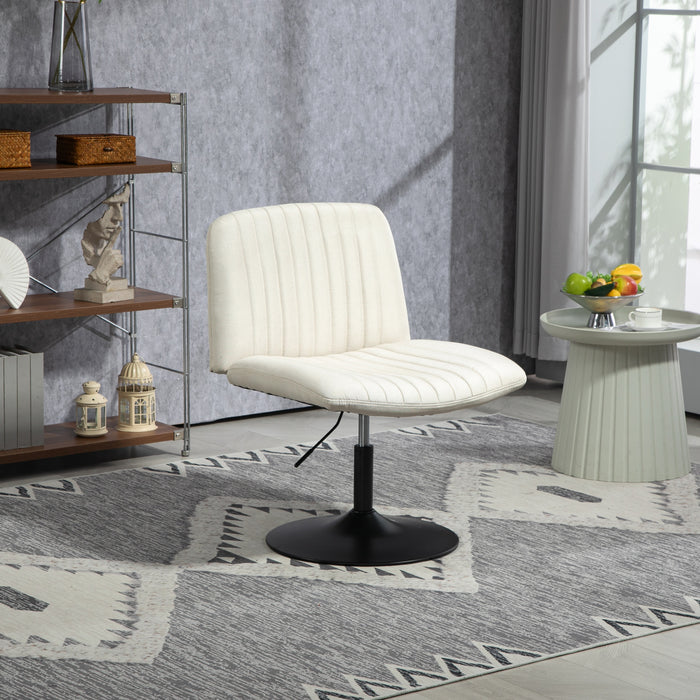 Beiger Lounge-Sessel mit runder Metallbasis auf grauem Teppich mit geometrischem Muster in modernem Wohnzimmer