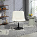 Frontalansicht beiger Lounge-Sessel mit runder Metallbasis auf grauem Teppich mit geometrischem Muster in modernem Wohnzimmer