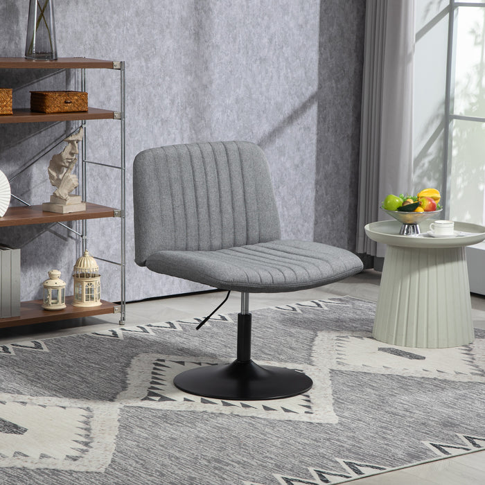 Grauer Lounge-Sessel mit runder Metallbasis auf grauem Teppich mit geometrischem Muster in modernem Wohnzimmer