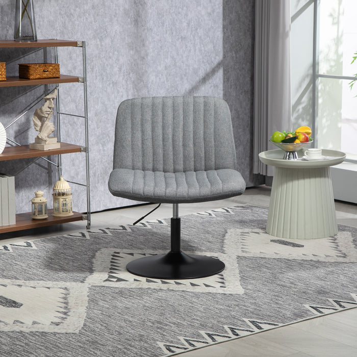 Frontalansicht grauer Lounge-Sessel mit runder Metallbasis auf grauem Teppich mit geometrischem Muster in modernem Wohnzimmer