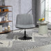 Frontalansicht grauer Lounge-Sessel mit runder Metallbasis auf grauem Teppich mit geometrischem Muster in modernem Wohnzimmer