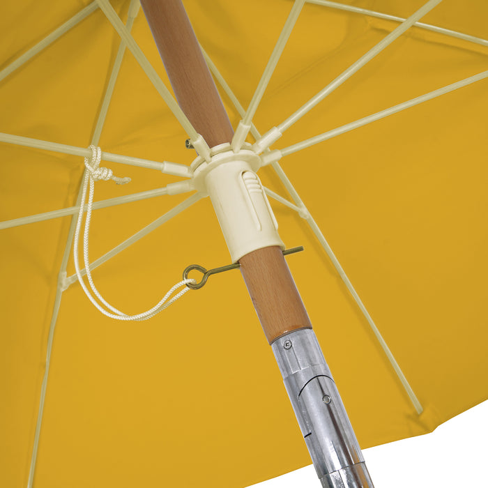 Gelber Sonnenschirm mit Holzstiel und Metallverbindung, weiße Spannseile und Kunststoffmechanismus