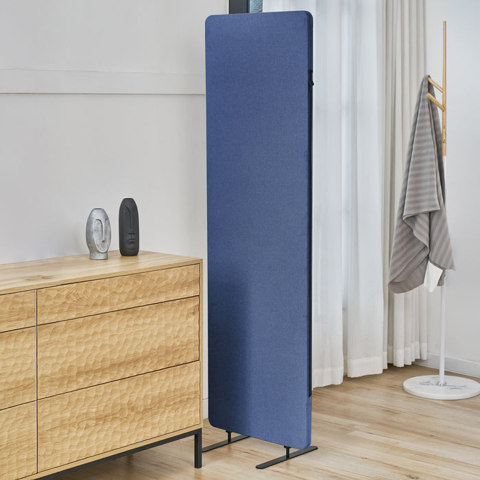 Blaue, freistehende SVITA Otis Stellwand neben einer Holzkommode mit Büchern und Skulpturen in einem hellen Raum mit Gardinen und einem Kleiderständer