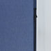Nahaufnahme eines schwarzen Reißverschlusses zum verbinden mehrerer Elemente an der blauen SVITA Otis Stellwand