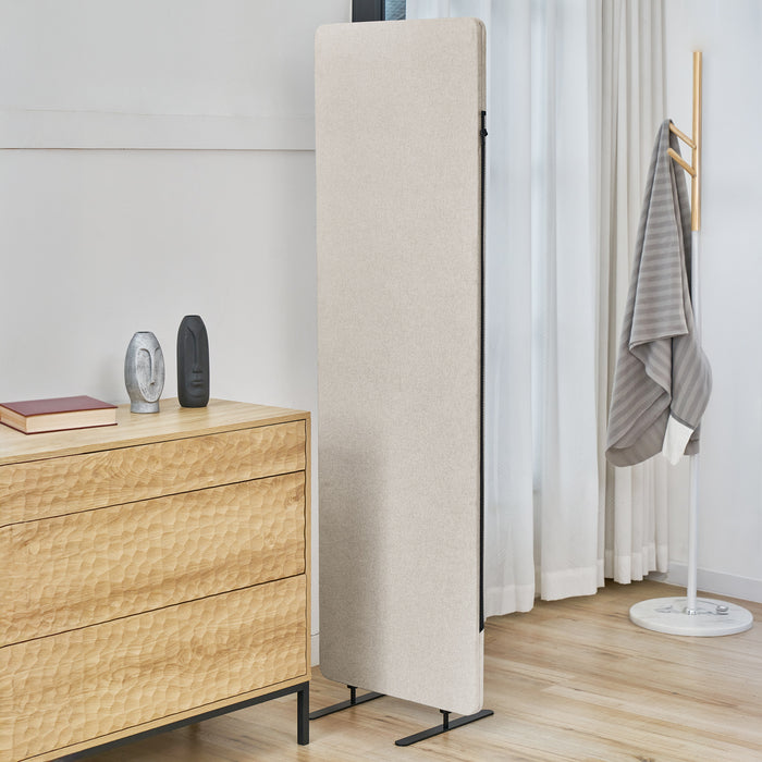 Beigefarbige, freistehende SVITA Otis Stellwand neben einer Holzkommode mit Büchern und Skulpturen in einem hellen Raum mit Gardinen und einem Kleiderständer