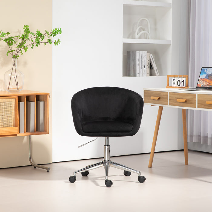 Frontalansicht Schwarzer Bürostuhl mit Rollen vor weißer Wand, neben einem Holzschreibtisch mit Laptop und Kalender, und einem Sideboard mit Pflanze