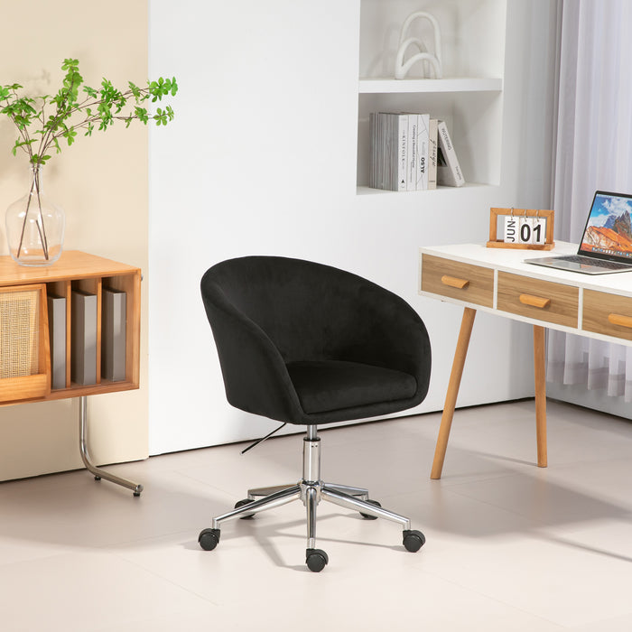 Schwarzer Bürostuhl mit Rollen vor weißer Wand, neben einem Holzschreibtisch mit Laptop und Kalender, und einem Sideboard mit Pflanze