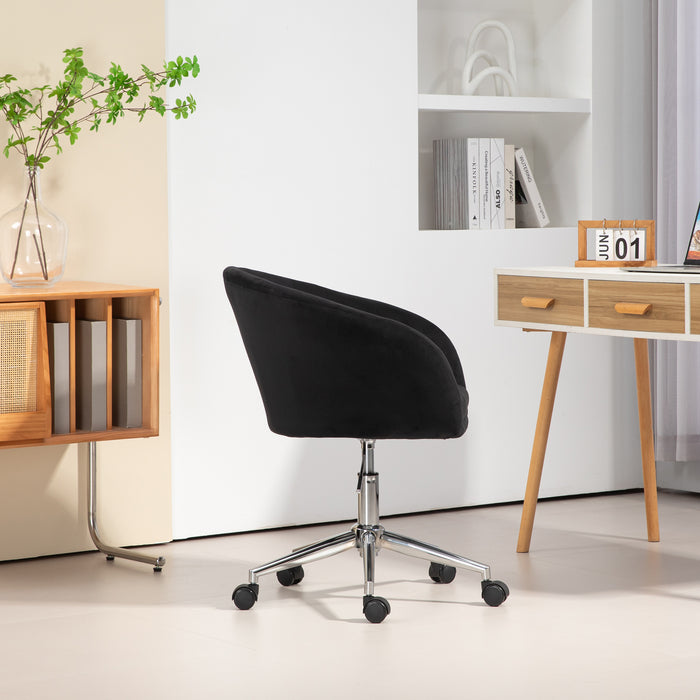 Seitenansicht Schwarzer Bürostuhl mit Rollen vor weißer Wand, neben einem Holzschreibtisch mit Laptop und Kalender, und einem Sideboard mit Pflanze
