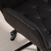 Nahaufnahme schwarze Armlehne und Hebel an der Seite zur Höhenverstellung