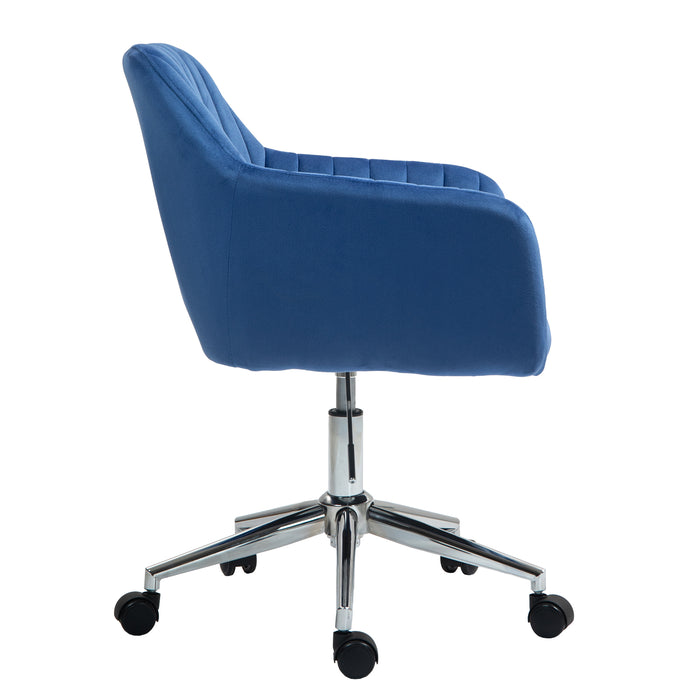 Seitenansicht Blauer Bürostuhl mit gepolsterter Rückenlehne und Armlehnen, verchromter Metallfuß mit fünf Rollen