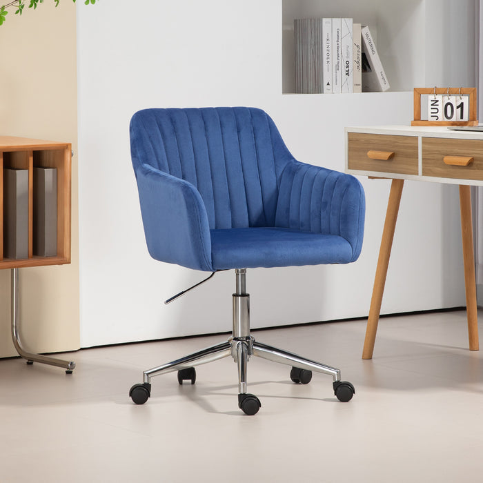 Blauer Bürostuhl mit gepolstertem Sitz und Rückenlehne auf Rollen vor weißer Wand und Schreibtisch mit Kalender