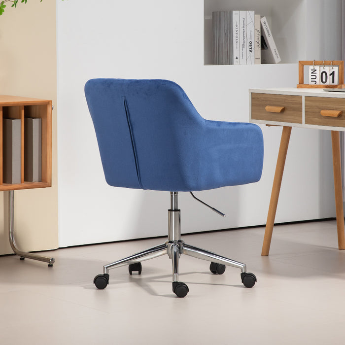 Ansicht von schräg hinten Blauer Bürostuhl mit gepolstertem Sitz und Rückenlehne auf Rollen vor weißer Wand und Schreibtisch mit Kalender