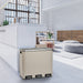 Moderner, dreifacher Mülleimer in Taupe mit Fußpedalen in heller, minimalistischer Wohnküche mit weißen Wänden und Holzmöbeln