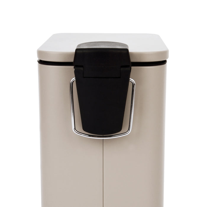 Taupefarbener Mülleimer mit schwarzem Klappdeckel und Metallgriff an der Rückseite