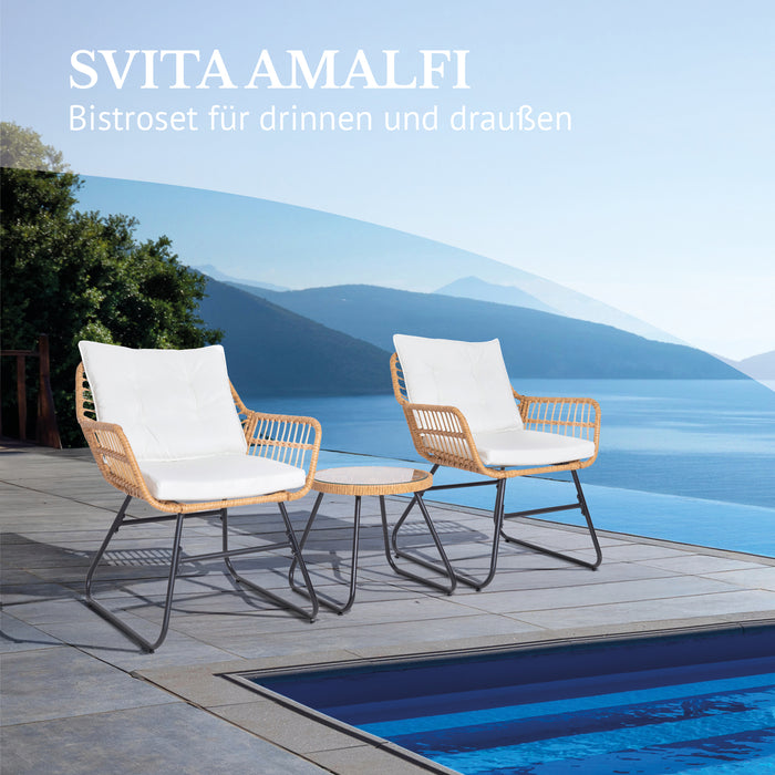 Zwei beige Rattanstühle mit weißen Polstern und ein kleiner runder Tisch auf Holzterrasse mit Blick auf Meer und Berge, Bistroset SVITA AMALFI