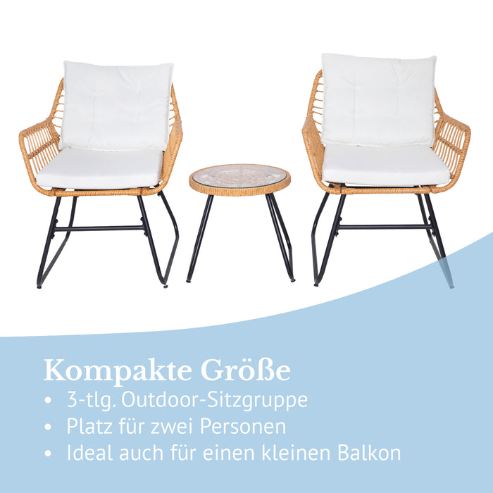 Zwei Outdoor-Sessel mit weißen Polstern und ein kleiner runder Beistelltisch aus Rattan und Metall, kompakte Sitzgruppe für zwei Personen, geeignet für kleinen Balkon