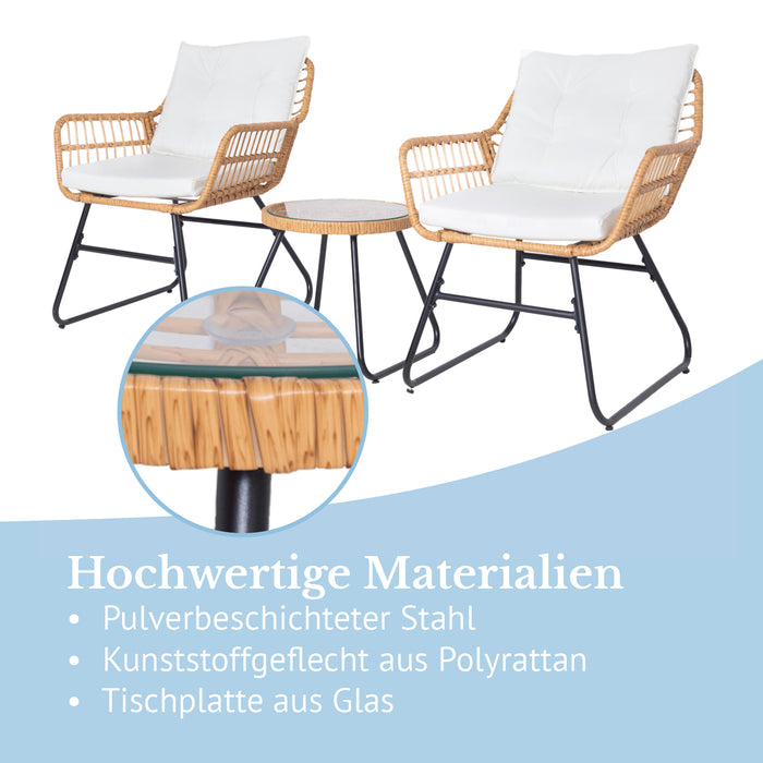 Zwei Stühle mit weißen Polstern und ein runder Tisch aus Polyrattan mit Glasplatte, Stahlgestell, auf hellblauem Hintergrund mit Text zu Materialien