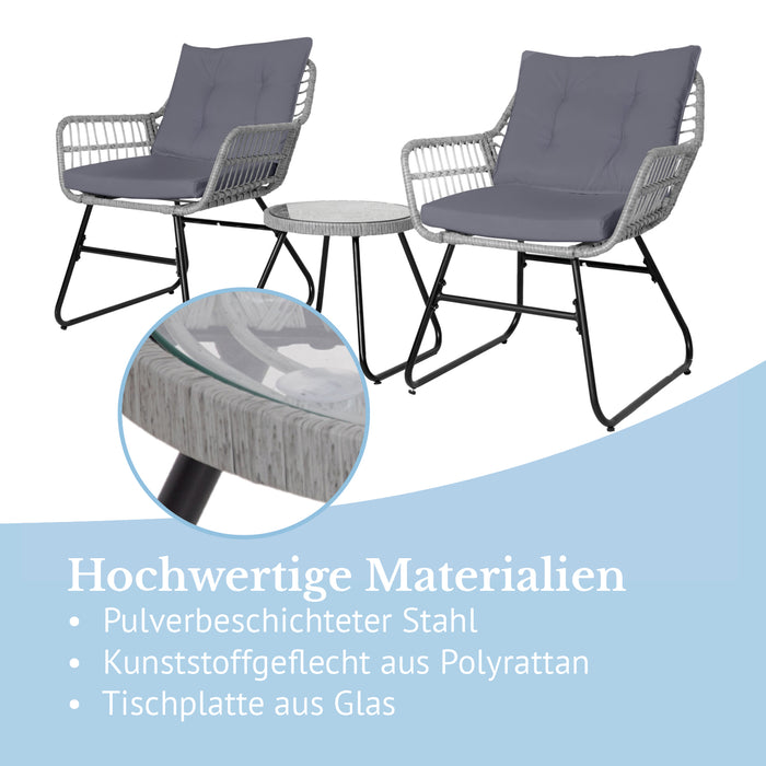 Zwei graue Polyrattan-Stühle mit grauen Kissen und ein kleiner runder Glastisch mit pulverbeschichtetem Stahlgestell