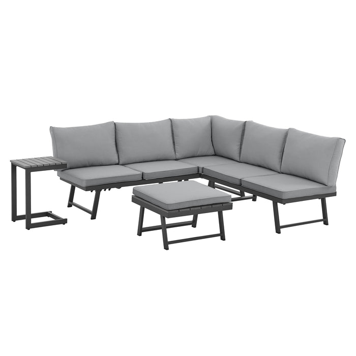 Eckige Sitzgruppe mit grauen Polstern, bestehend aus Sofa, Hocker und kleinem Beistelltisch mit schwarzem Metallgestell
