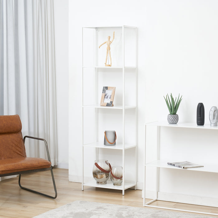 weißes Metallregal mit vier offenen Fächern, dekoriert mit Holzfigur, Bilderrahmen, Tasche und Glasvasen in modernem Wohnzimmer