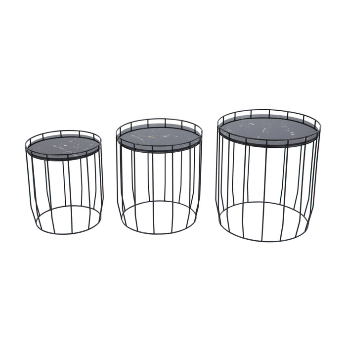Drei schwarze Metalltische mit rundem Marmor-Optik-Tischplatte, unterschiedlich groß nebeneinander aufgestellt