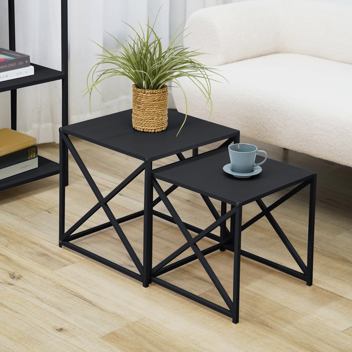 Zweier-Set schwarze Beistelltische mit Metallrahmen, auf einem Tisch Pflanze in Korb, auf dem anderen eine blaue Tasse mit Untertasse