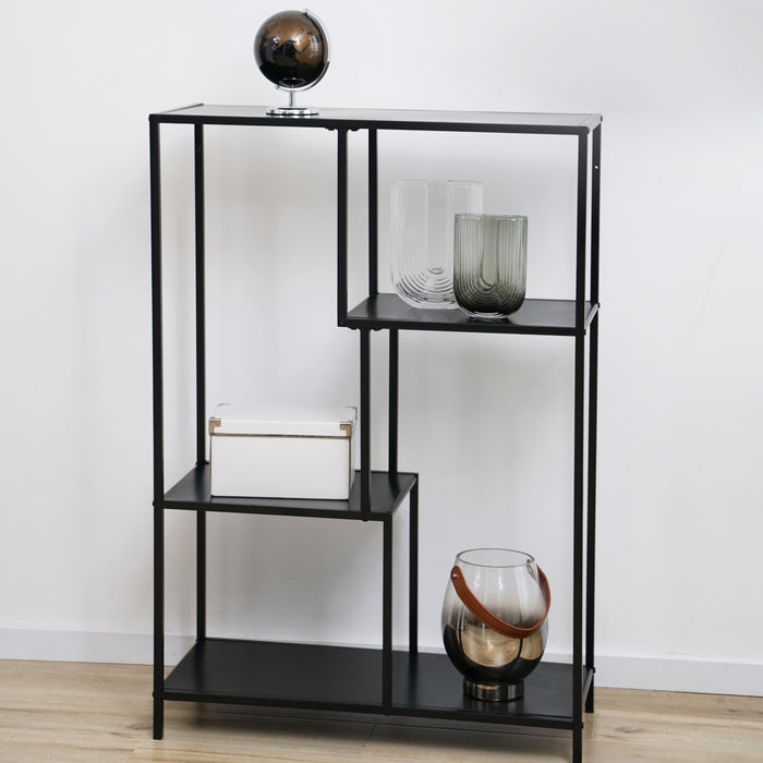 Schwarzes Metallregal mit asymmetrischem Design, dekoriert mit zwei Glasvasen, einer weißen Box, einem Glaswindlicht mit Ledergriff und einer schwarzen Weltkugel auf der oberen Ablage