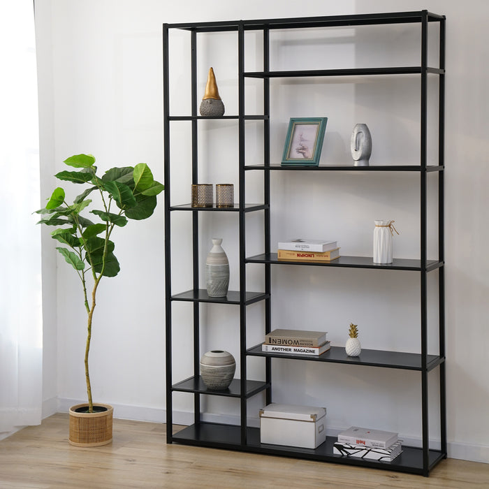 Schwarzes SVITA Calir Metallregal mit Dekorationen und Büchern, neben einer großen Zimmerpflanze in einem hellen Raum