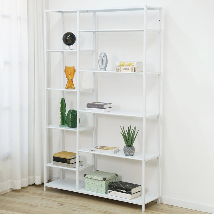 Weißes SVITA Calir Metallregal mit mehreren Regalböden, dekoriert mit Büchern, Pflanzen und Dekoobjekten, steht vor weißer Wand und hellem Holzboden