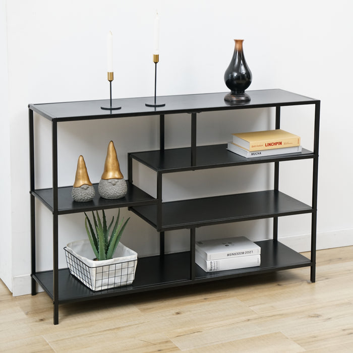 Schwarzes SVITA Casto Metallregal mit verschiedenen Ebenen, dekoriert mit zwei goldenen Wichtelfiguren, zwei Kerzenhaltern, schwarzer Vase, Büchern und Pflanze in Drahtkorb