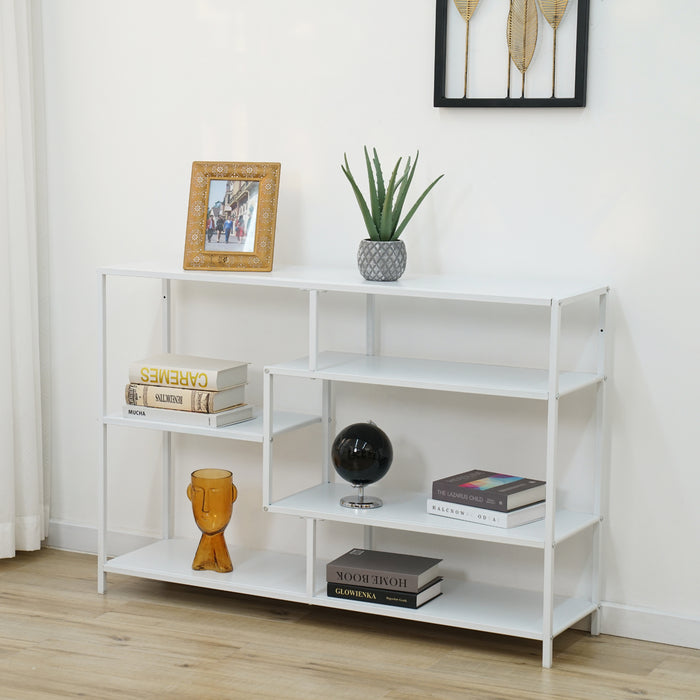 Weißes SVITA Casto Metallregal mit Büchern, schwarzer Kugel, orangem Glas und grünem Pflanzenarrangement auf Holzfußboden