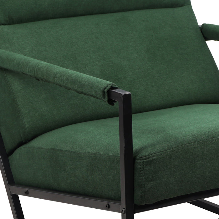 Detailansicht Sitzpolster mit Stoffbezug und Armlehne des dunkelgrünen Lounge-Sessels Chris