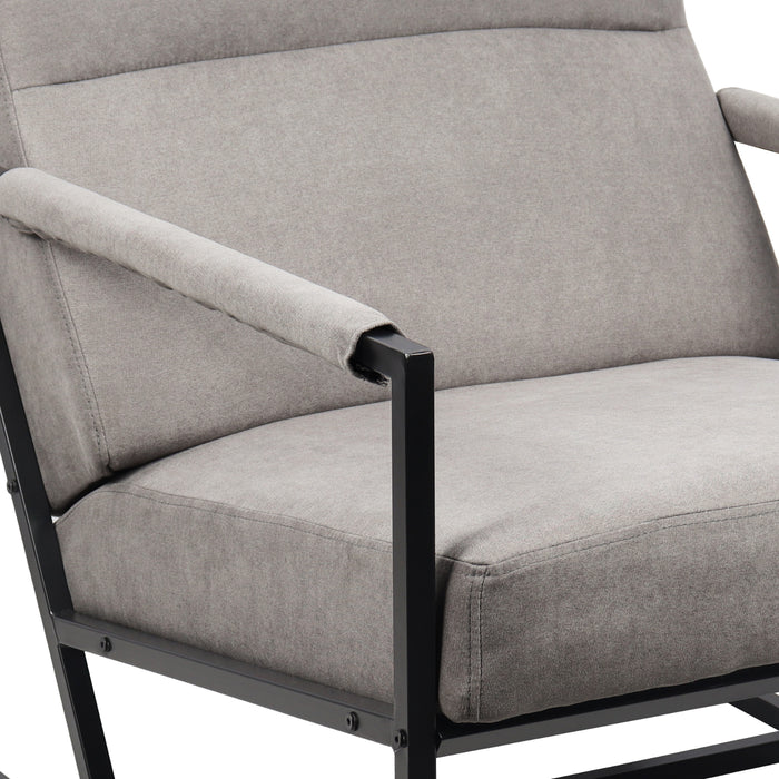 Detailansicht Sitzpolster mit Stoffbezug und Armlehne des grauen Lounge-Sessels Chris