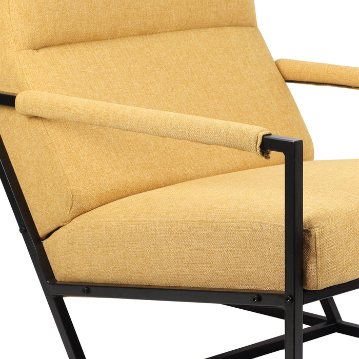 Detailansicht Sitzpolster mit Stoffbezug und Armlehne des gelben Lounge-Sessels Chris