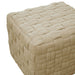 Beiger Hocker mit gepolstertem, gewebtem Muster in quadratischer Form Eckansicht