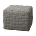 Grauer Hocker mit gepolstertem, gewebtem Muster in quadratischer Form