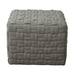 Grauer Hocker mit gepolstertem, gewebtem Muster in quadratischer Form Frontalansicht