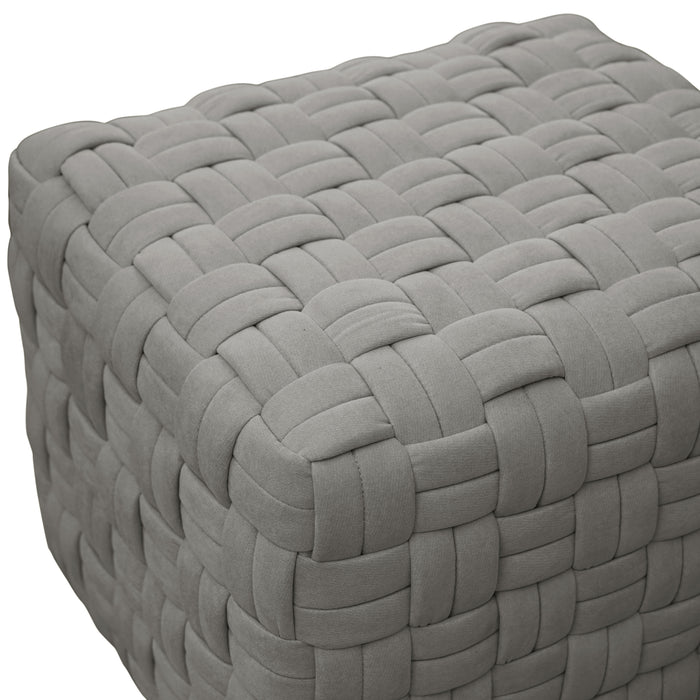 Grauer Hocker mit gepolstertem, gewebtem Muster in quadratischer Form Eckansicht