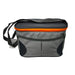 Graue Kühltasche mit schwarzem Deckel, orangefarbenem Reißverschluss und verstellbarem Schultergurt