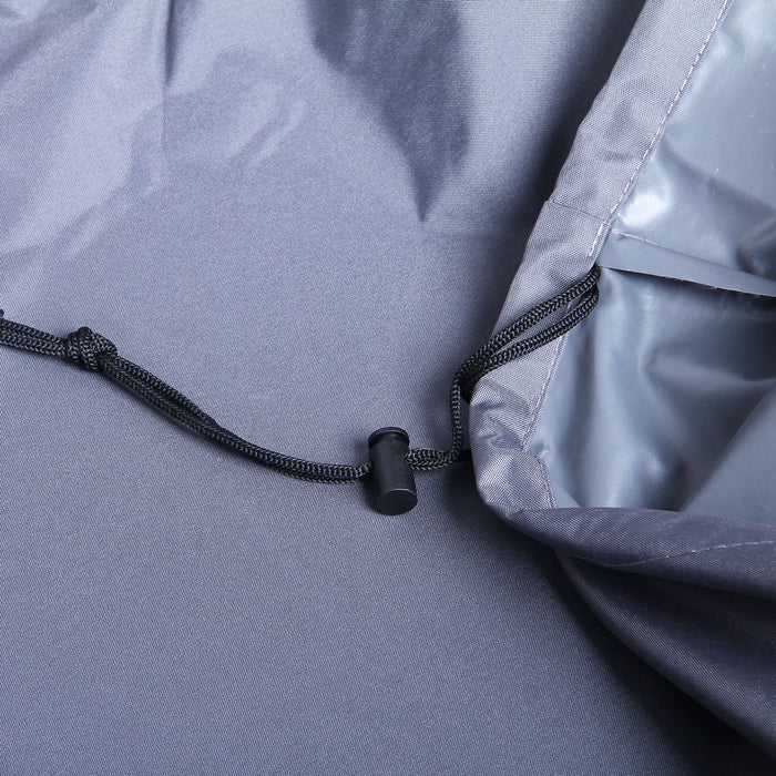 Nahaufnahme der grauen Abdeckhaube mit einem schwarzen Kordelzug und einem Stopper, der an einer Öffnung befestigt ist