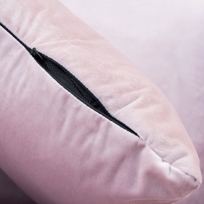 Nahaufnahme eines geöffneten Reißverschlusses an einem rosa Samtkissen