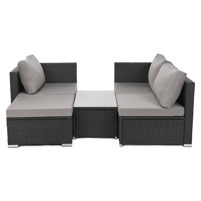 Stellmöglichkeit der schwarzen Rattan-Lounge - Recamiere und Zweier-Sofa - Tisch dazwischen